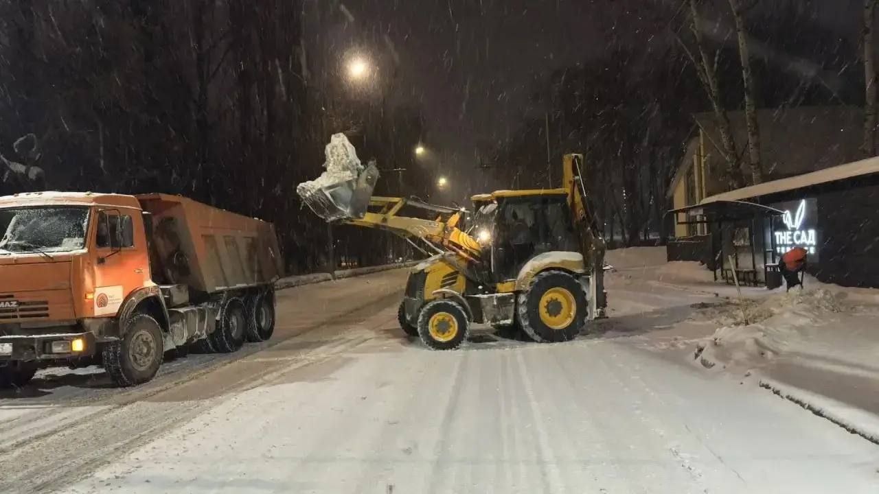 Саратовские коммунальщики круглосуточно борются со снегом